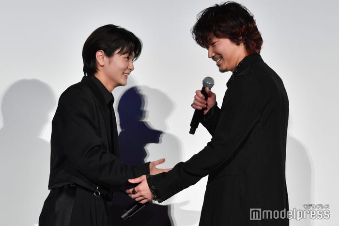 齋藤潤の手紙に感謝する綾野剛(C)モデルプレス