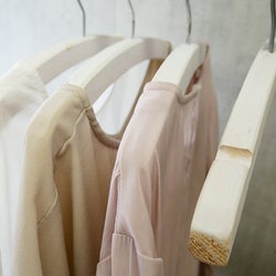 梅雨時の洗濯物どうしてる?部屋干し臭を残さない&早く乾かすコツ