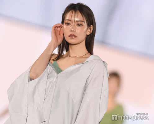 可愛すぎる顔面でバズった美女・なごみ、美肌チラ見せ春コーデ アンニュイな表情も美しい<関コレ2022S/S>