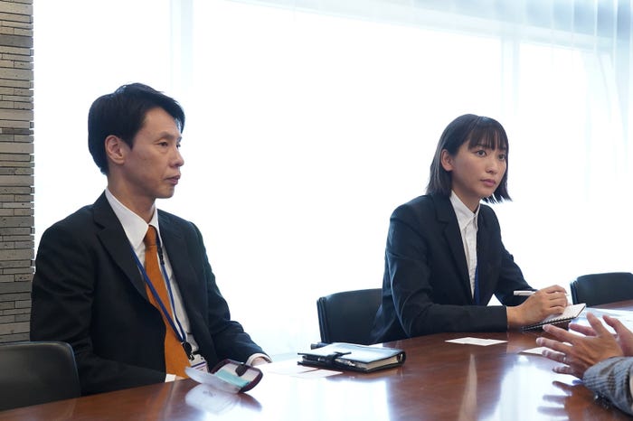 (左から)大倉孝二、杏/「競争の番人」第7話より(C)フジテレビ