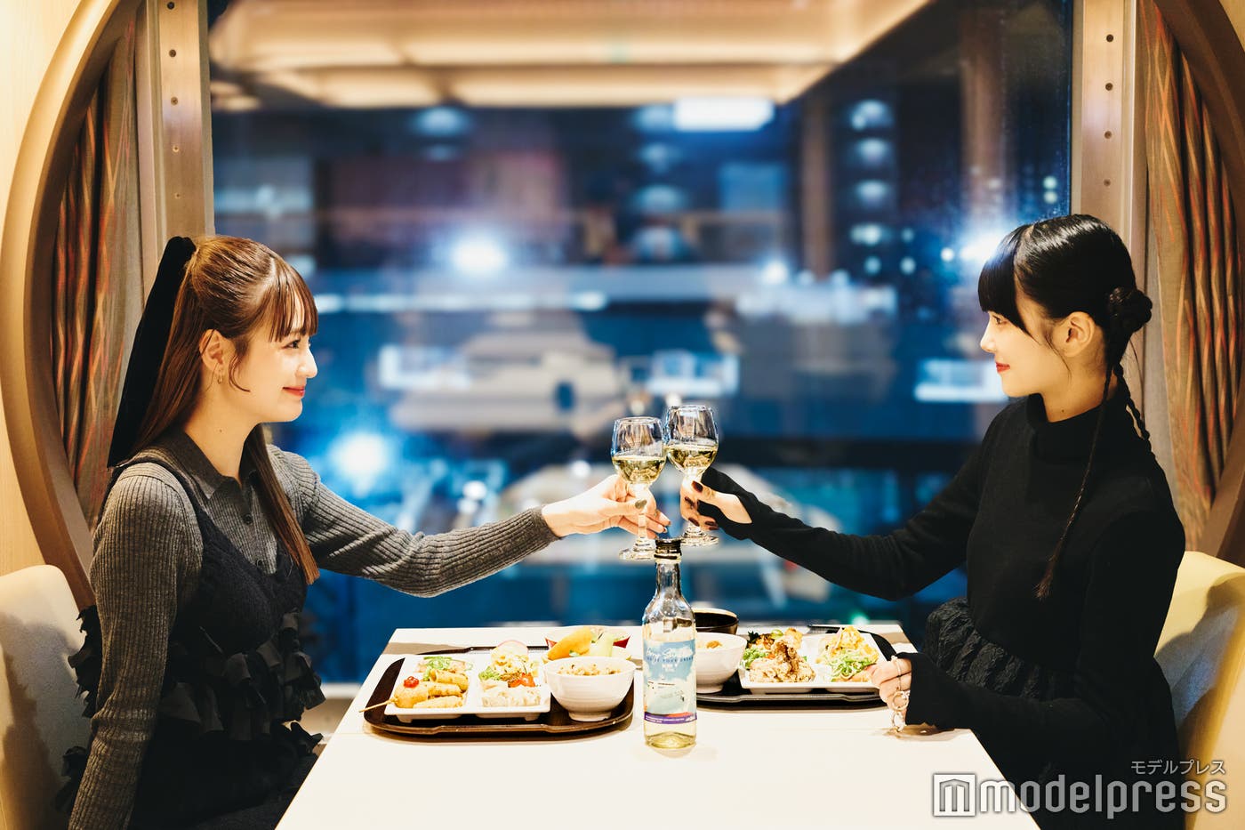 夜景をバックに乾杯※アルコールは別料金(C)モデルプレス