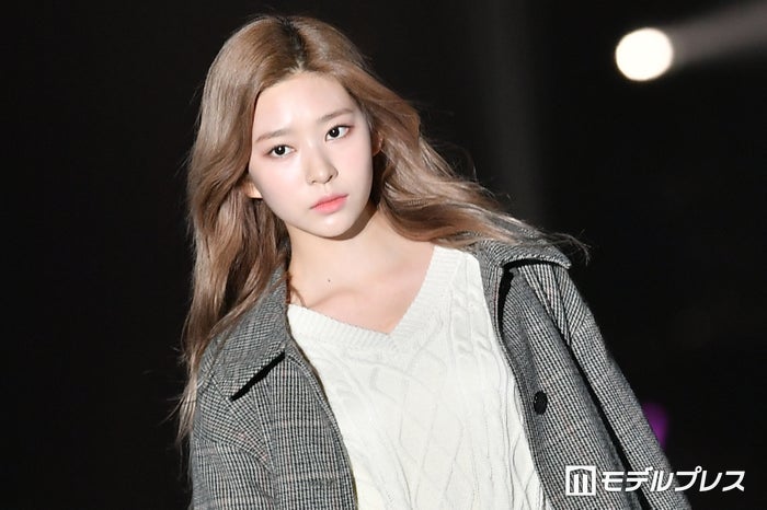 IZ*ONE出身キム・ミンジュ、トレーニングウェアで抜群スタイル披露「圧倒的な美」「ウエスト細すぎ」の声