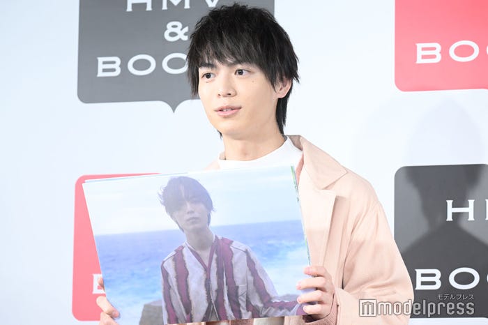 お気に入りカットを紹介する溝口琢矢(C)モデルプレス