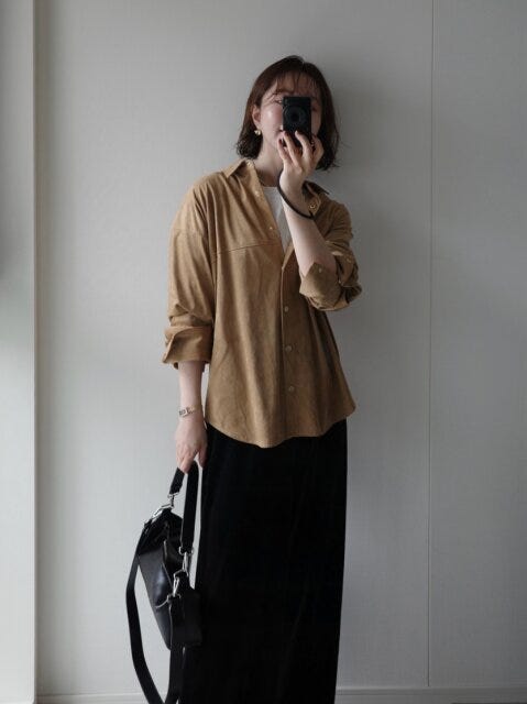 スタイル04：スウェードのシャツを合わせてカジュアルコーデ