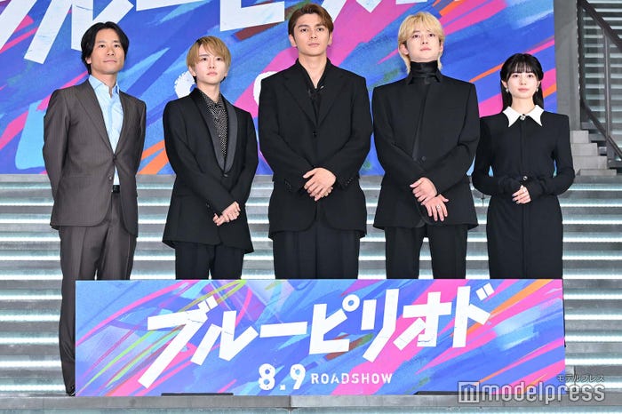 (左から)萩原健太郎監督、板垣李光人、眞栄田郷敦、高橋文哉、桜田ひより(C)モデルプレス