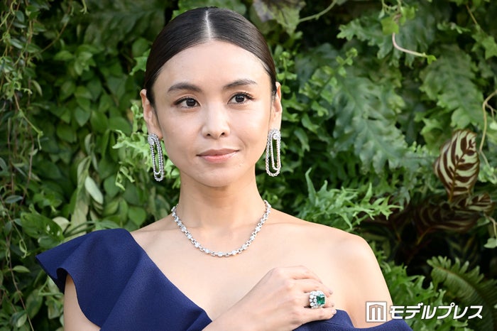 3児の母・滝沢眞規子「銀婚式です」夫との結婚25周年記念ショット公開「憧れの夫婦」「絵になる」と反響