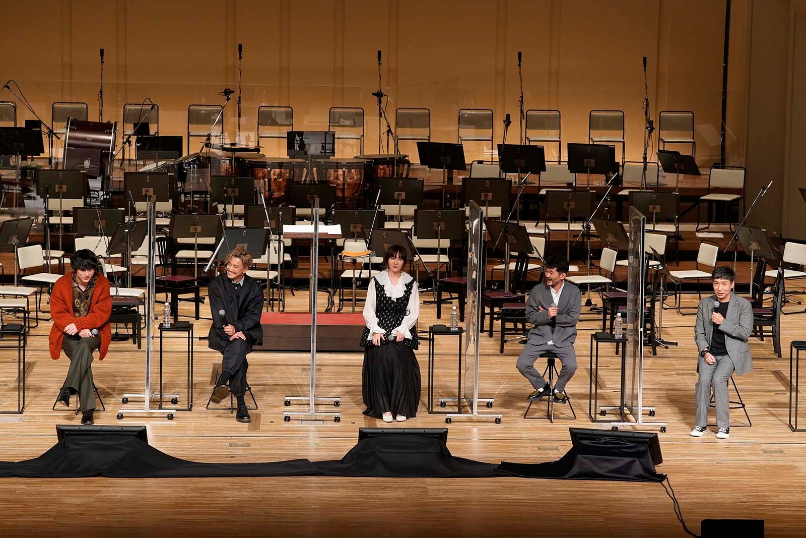 坂口健太郎、小栗旬、新垣結衣、芹澤興人、梶原善 （C）NHK