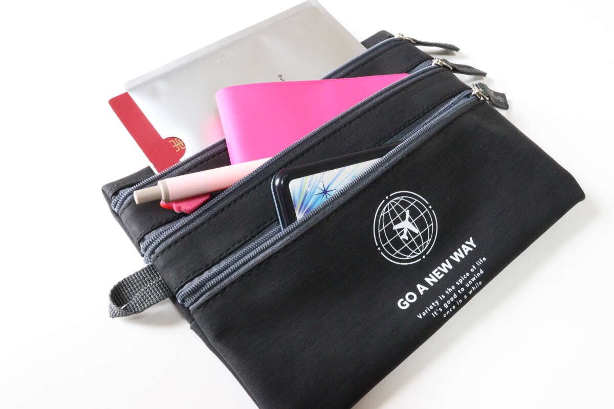 ダイソーのトラベルケースは4ポケット付で小分け収納できる