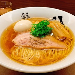 早くも東京を代表するラーメンへ! 『銀座 八五』による極上の一杯は、なぜ人々を惹きつけるのか
