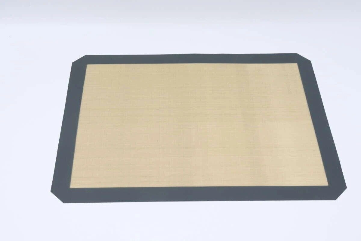 黒い縁取りのベージュ色のシリコーン製電子レンジマット 黒い縁取りのベージュ色のシリコーン製電子レンジマット