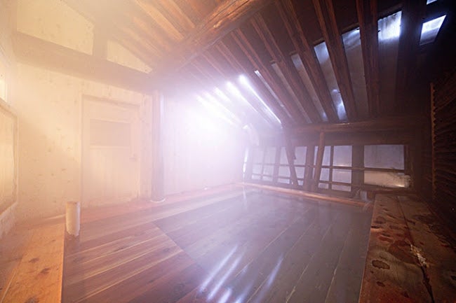 2位・秋田県～日本の山岳温泉リゾート 新玉川温泉の露天風呂／画像提供：楽天