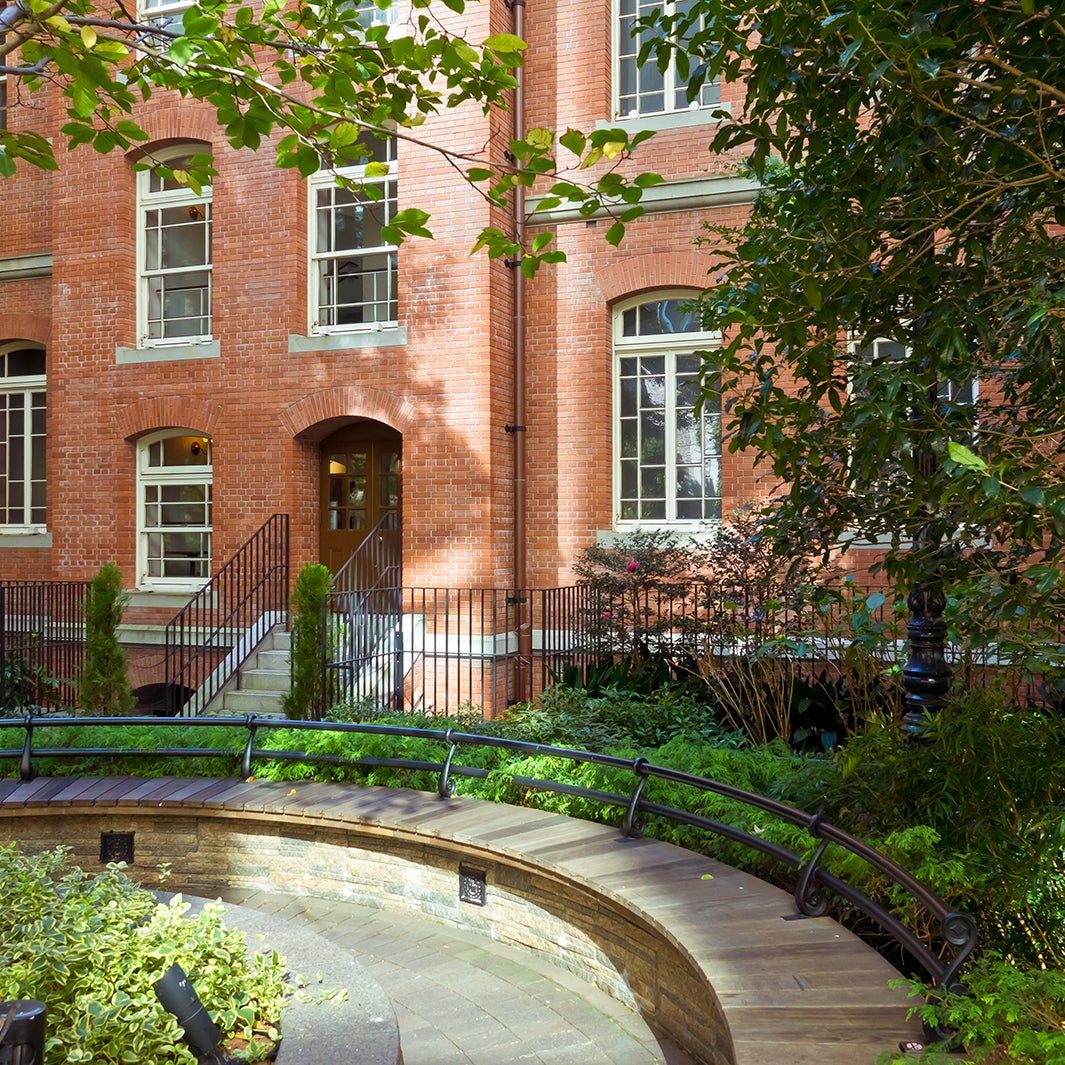 鑑賞後もゆったり過ごしたくなる中庭／画像提供：三菱一号館美術館