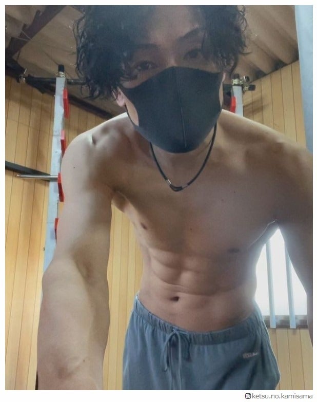 ゴールデンボンバー樽美酒研二、素顔披露 鍛え抜かれた“肉体美”にファン悶絶「たまらん」「惚れ惚れする」