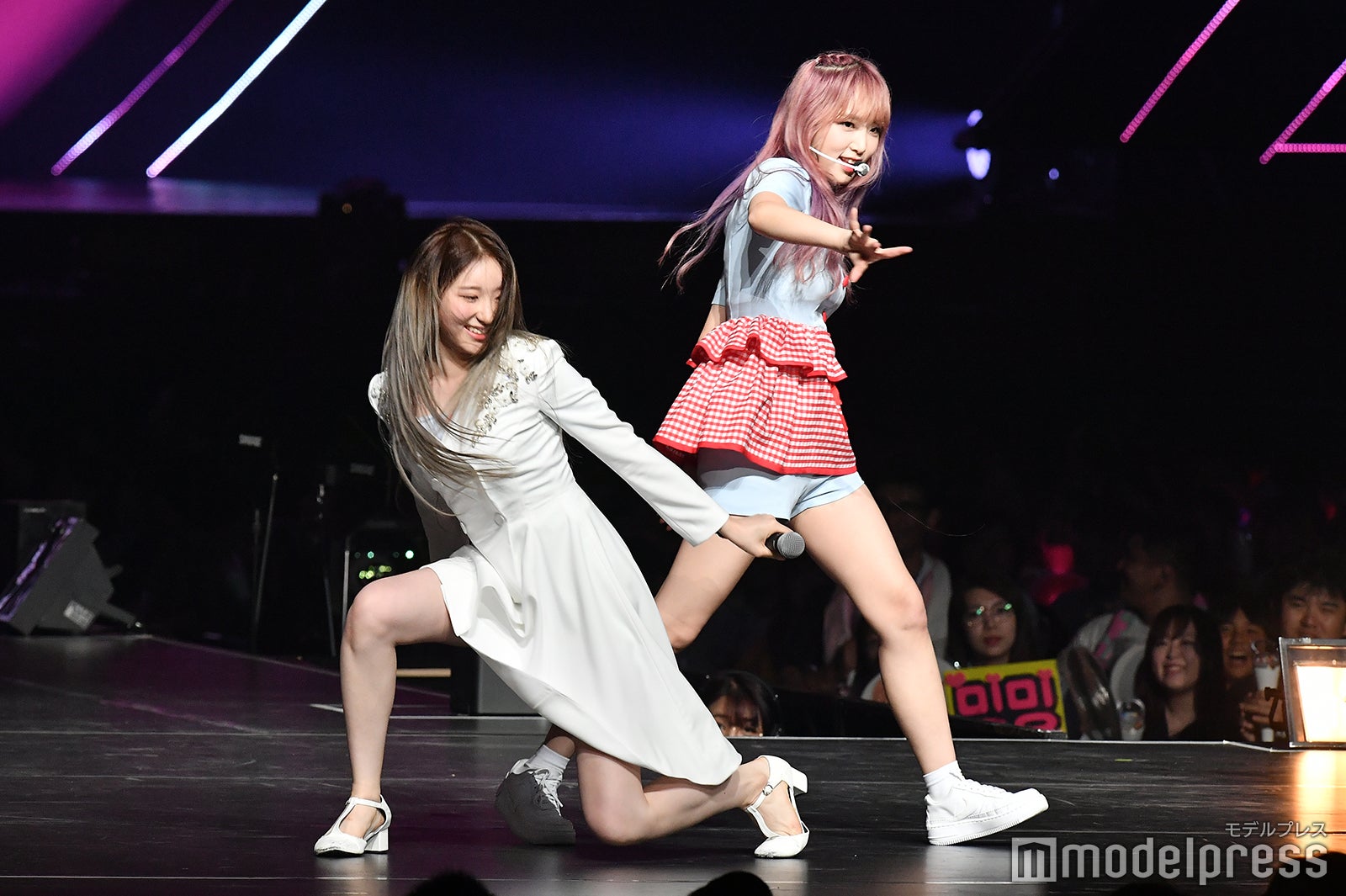 インスタで披露していたダンスを踊るイ・チェヨン、チェ・イェナ（C）モデルプレス