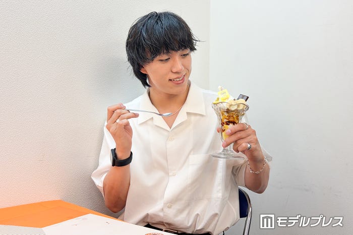 「バナナやチョコレートが贅沢に盛り付けられていて、ボリューム感のある見た目が魅力的でした!さまざまな食感が楽しめ、最後まで飽きずに味わえるパフェだと感じました」(Keishi)/(C)モデルプレス