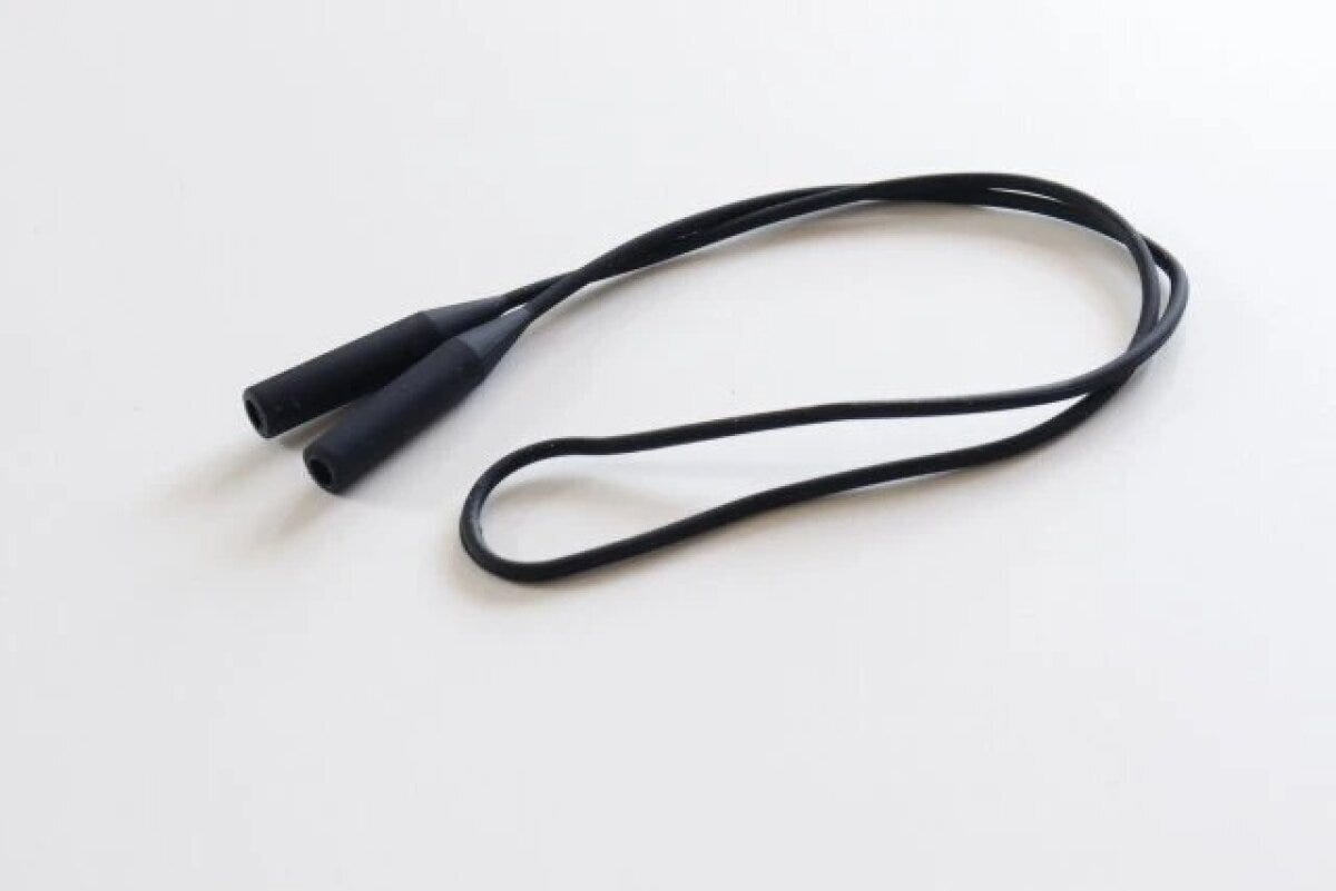 黒いシリコン製の眼鏡ストラップが白い背景に置かれている