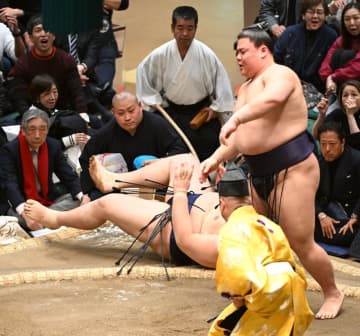 大相撲 義ノ富士の着物姿が「オシャレだなぁ」色鮮やかなオレンジにキリリ表情が絶妙にマッチ 国技館入りを相撲協会が公開