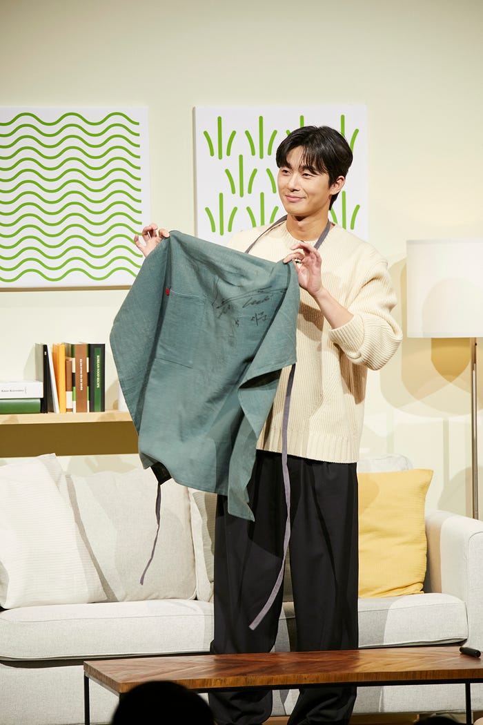 着用したエプロンに直筆サインを入れて見せるパク・ソジュン「食べて会おう!パク・ソジュンといっしょ!bibigo パーティー」(提供写真)