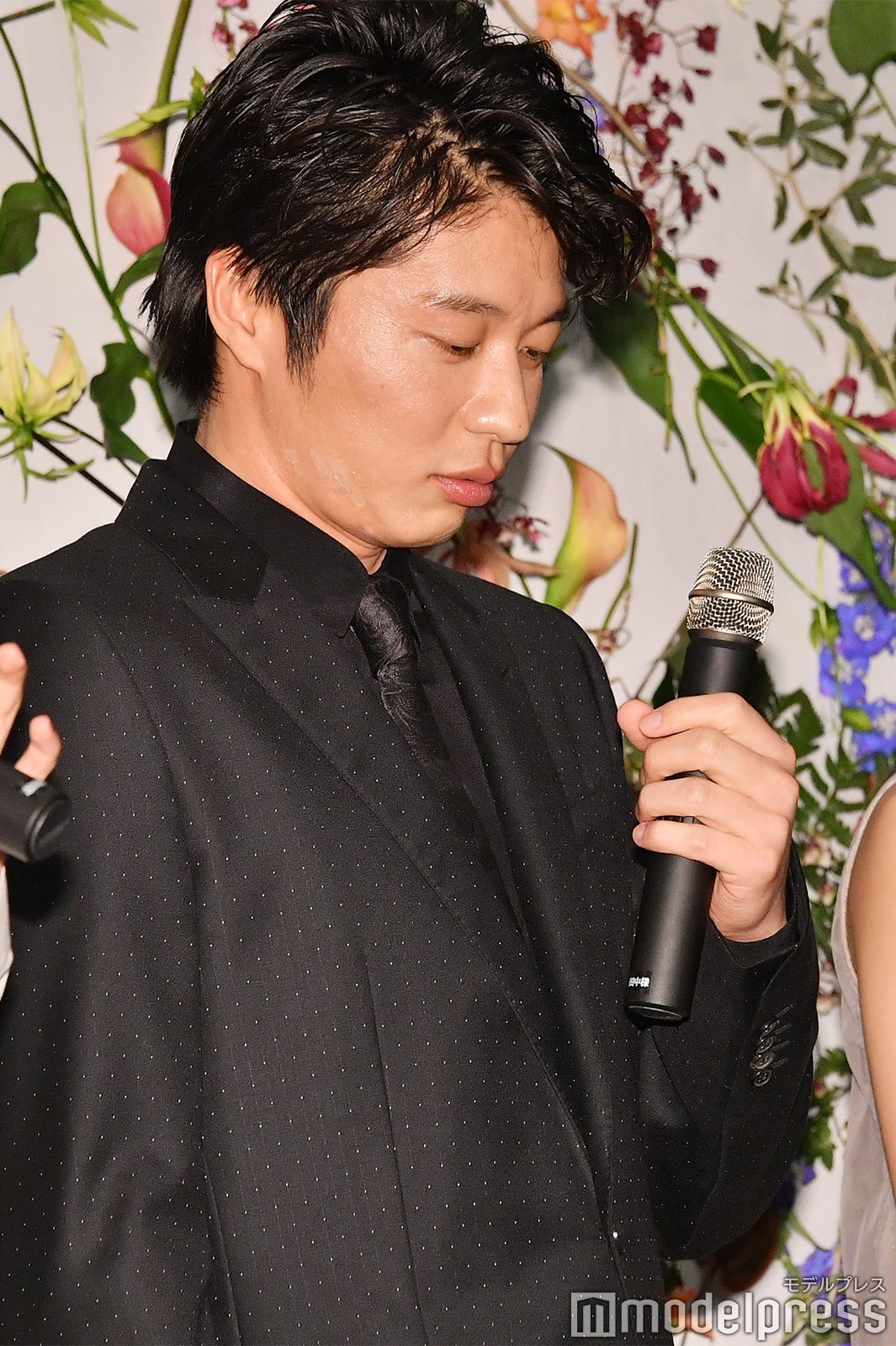 マイクが途切れてしまった田中圭 （C）モデルプレス