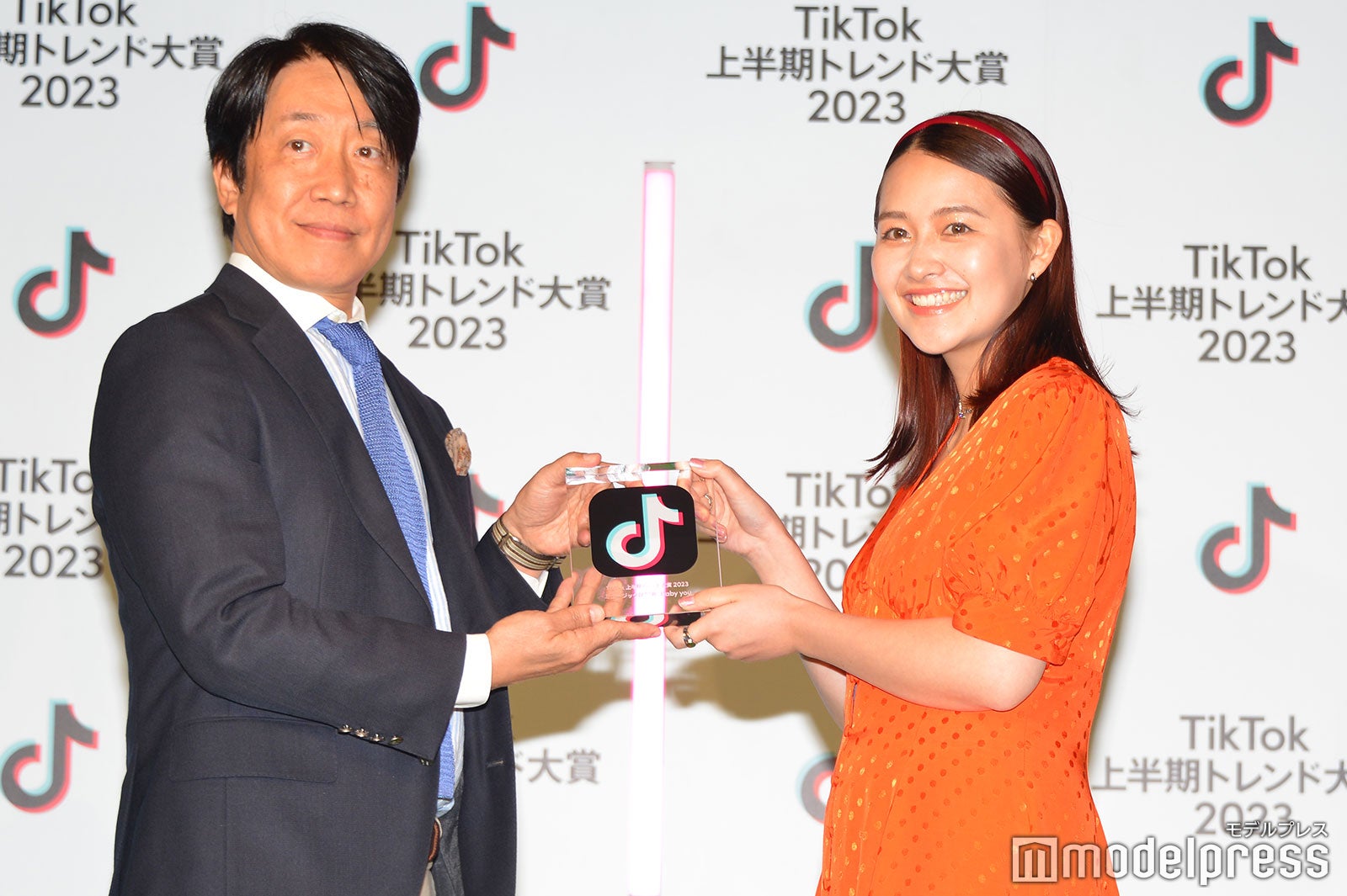 トロフィーが授与された有華（C）モデルプレス