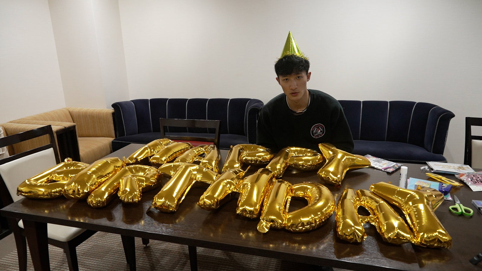 Snow Man岩本照発案、小道具チャレンジ動画公開 メンバーカラーの帽子＆眼鏡姿も＜モエカレはオレンジ色＞