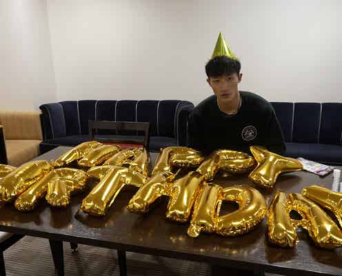 Snow Man岩本照発案、小道具チャレンジ動画公開 メンバーカラーの帽子&眼鏡姿も<モエカレはオレンジ色>