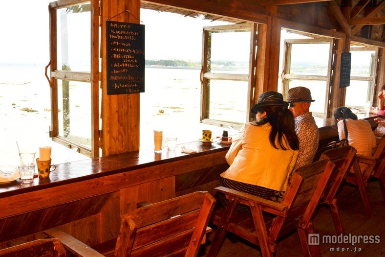 店内のどこからも海が見える