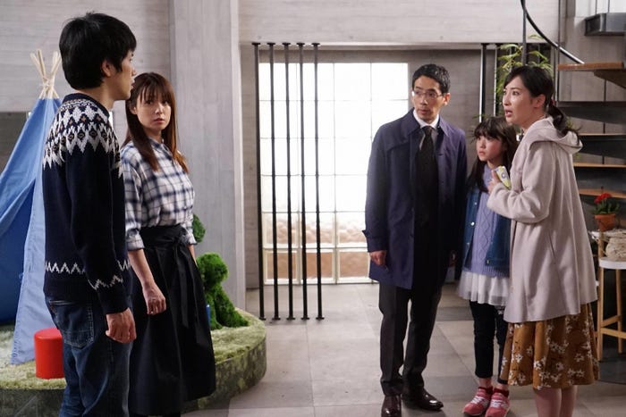 松山ケンイチ、深田恭子、野間口徹、安藤美優、真飛聖/「隣の家族は青く見える」第9話より(C)フジテレビ