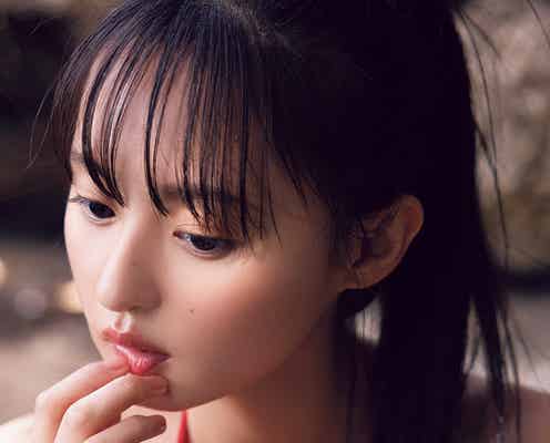 乃木坂46遠藤さくら、赤水着&ポニーテール姿でアンニュイな表情 1st写真集先行カット第13弾解禁<可憐>