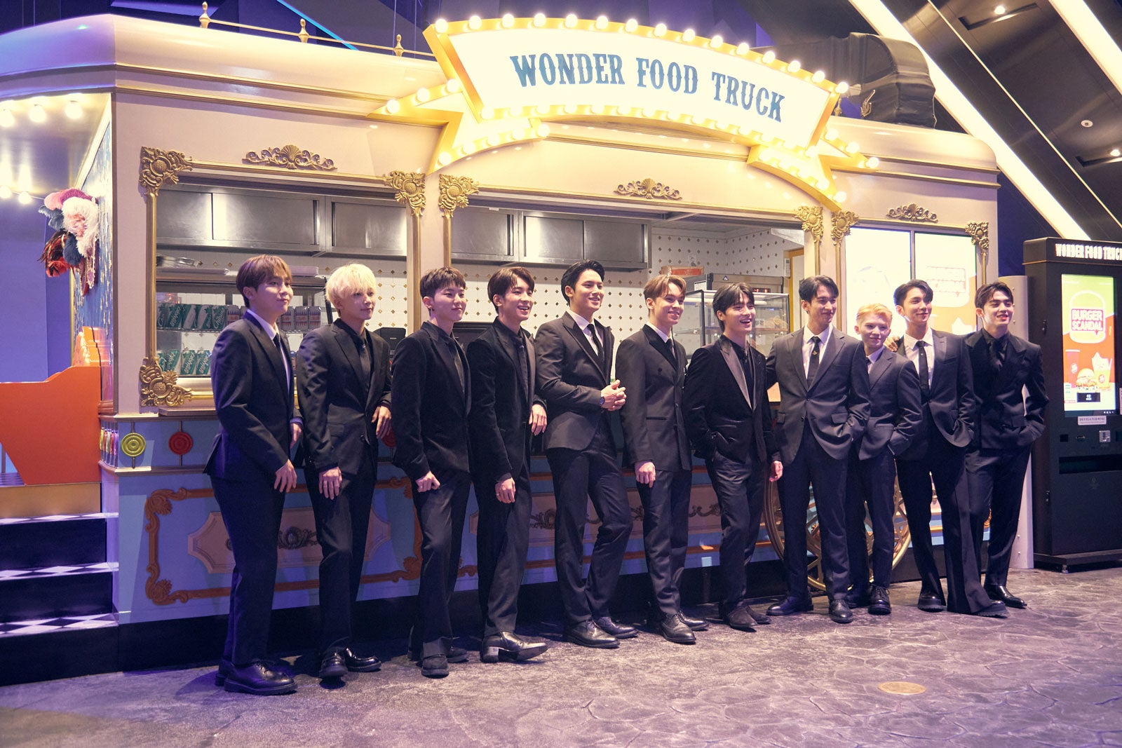 SEVENTEEN、フォトブック未掲載カット一挙公開　クールな眼差し＆リハーサルのオフショットも