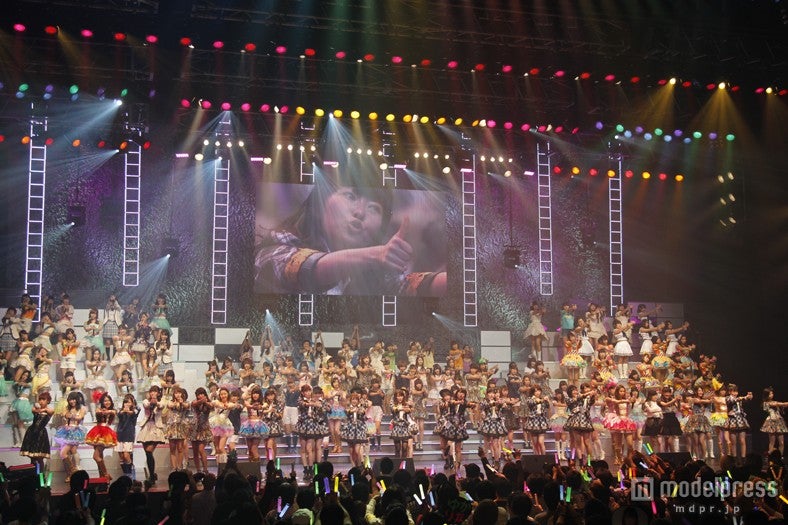 「恋するフォーチュンクッキー」を披露したAKB48／（c)AKS