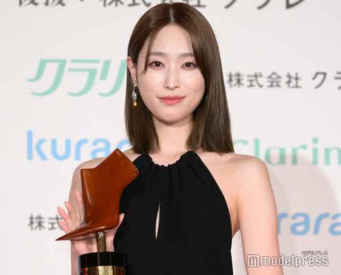 高橋ひかる、美背中輝くブラックドレスで登場 美脚保つための“母からの教え”とは【第21回クラリーノ美脚大賞2025】