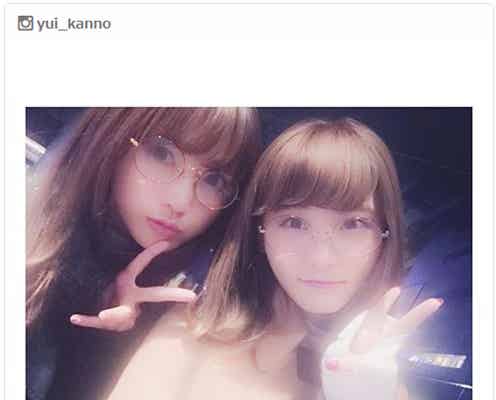菅野結以、お揃い丸メガネで「姉妹」SCANDAL・RINAとの2ショットに反響