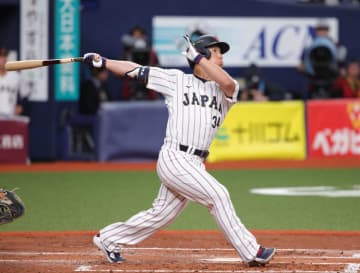 吉田正尚の「3シーズンぶり」凱旋弾にオリックスファンが心温まるシーン オリ時代の横断幕がスタンドに「泣きそう」「感慨深い」ファン胸アツ 