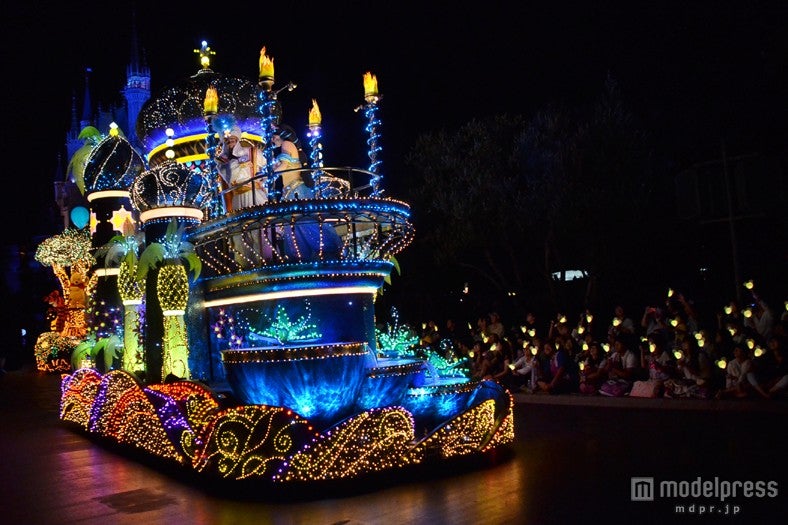 「東京ディズニーランド・エレクトリカルパレード・ドリームライツ」／新アイテム「マジカルドリームライト」と連動した様子