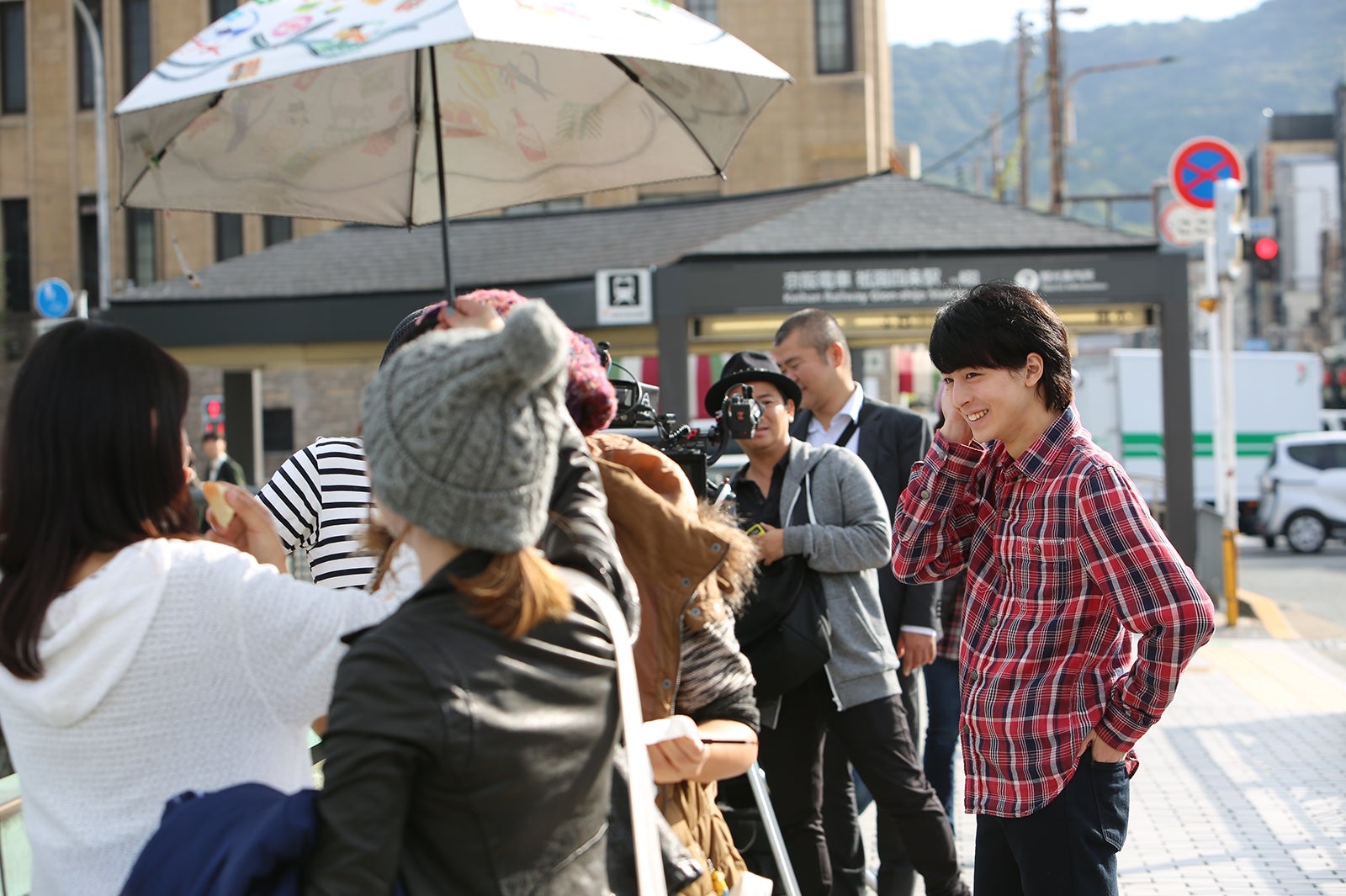 高杉真宙／映画「逆光の頃」オフショット（撮影・徳間書店）