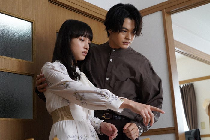 清原果耶、瀬戸康史/「霊媒探偵・城塚翡翠」第1話より(C)日本テレビ