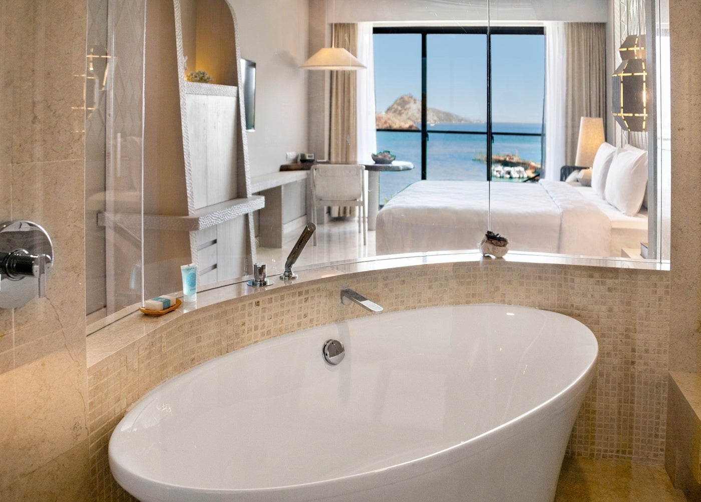 のびのびと足を伸ばせる、大きなバスタブが嬉しい（提供写真）