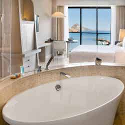 のびのびと足を伸ばせる、大きなバスタブが嬉しい(提供写真)