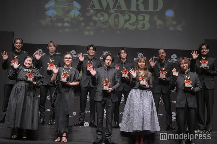 (後列)Aぇ! group/(前列左から)やす子、ジェーン・スー、菊池風磨、川口春奈、三浦大知/「anan AWARD 2023」受賞者(C)モデルプレス