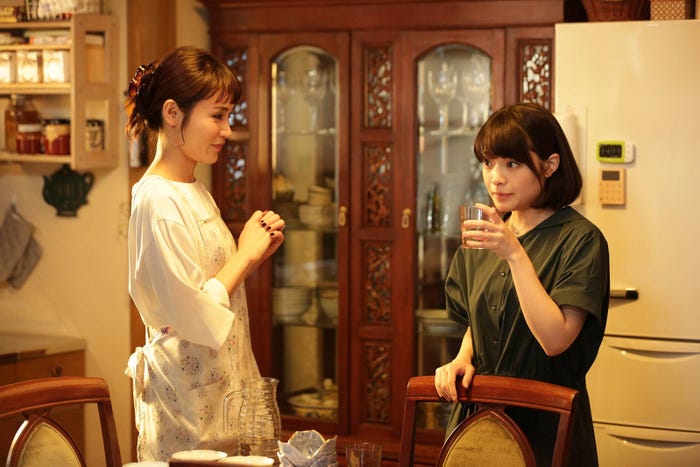 山口紗弥加、岸井ゆきの/「モンテ・クリスト伯 ー華麗なる復讐ー」第8話より(C)フジテレビ