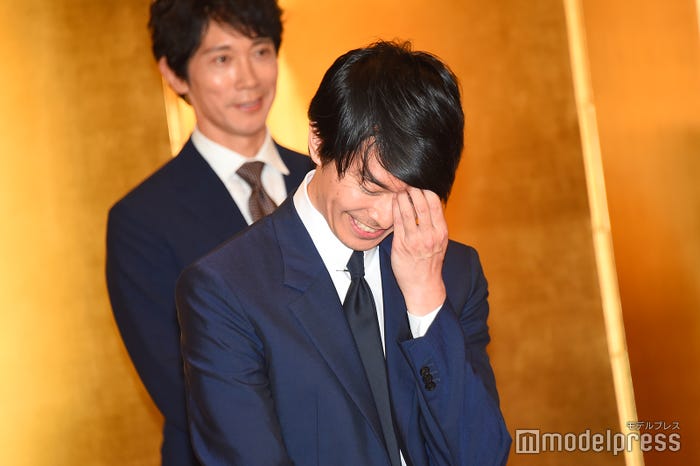 キャスト陣からの続く期待コメントに照れる長谷川博己 (C)モデルプレス