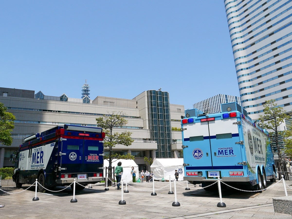 劇場版『TOKYO MER~走る緊急救命室~』の舞台となった横浜ランドマークタワー周辺。画像はドックヤードガーデン横にイベント展示されたERカー(展示は終了しています)