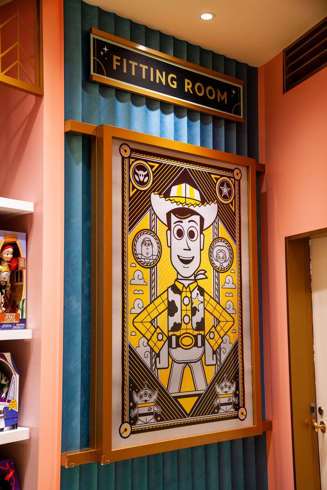 ディズニーストア 東京ディズニーリゾート店（C） Disney （C）Disney. Based on the “Winnie the Pooh” works by A.A. Milne and E.H. Shepard.