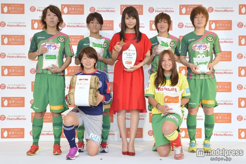 有村架純（中央）となでしこリーガー