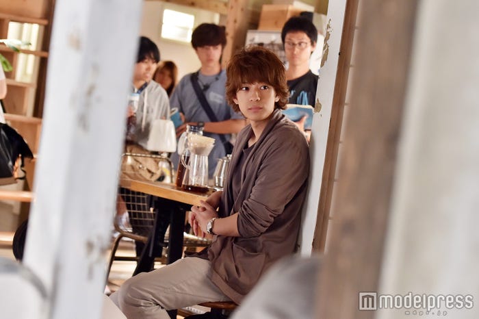 現場の頼れる兄貴!長男の千秋を演じる三浦さん。優しく見守る姿がカッコイイです♪(C)モデルプレス