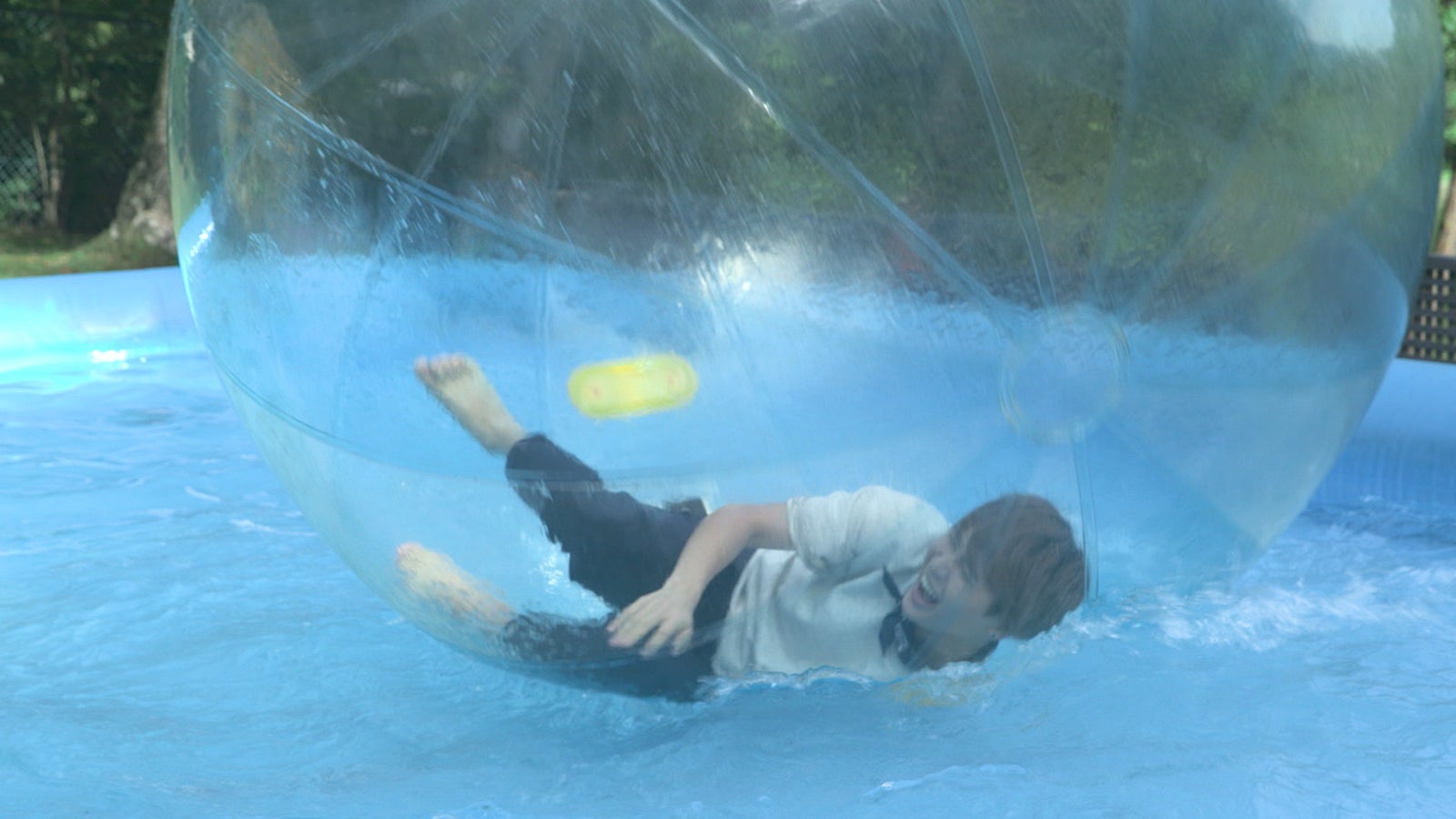 バルーンではしゃぐ俊亮「TERRACE HOUSE OPENING NEW DOORS」37th WEEK（C）フジテレビ／イースト・エンタテインメント