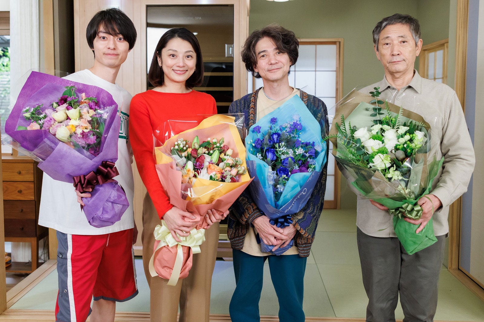 連ドラ初主演・小池栄子が涙「コタツがない家」HiHi Jets作間龍斗ら“深堀家”揃ってオールアップ