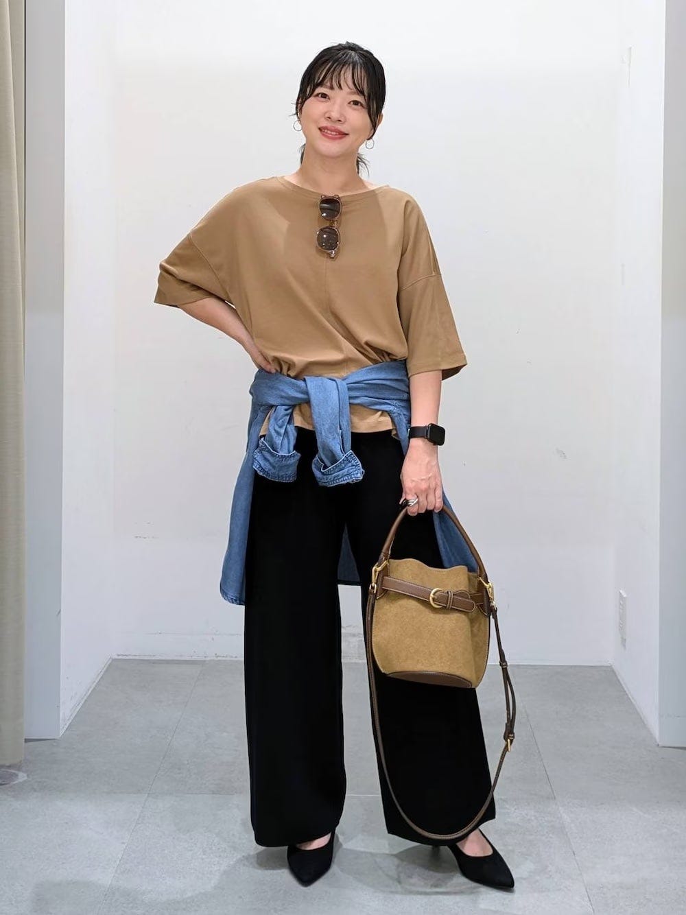 Tシャツとバッグのカラーがリンクしているところもポイントです　出典：WEAR