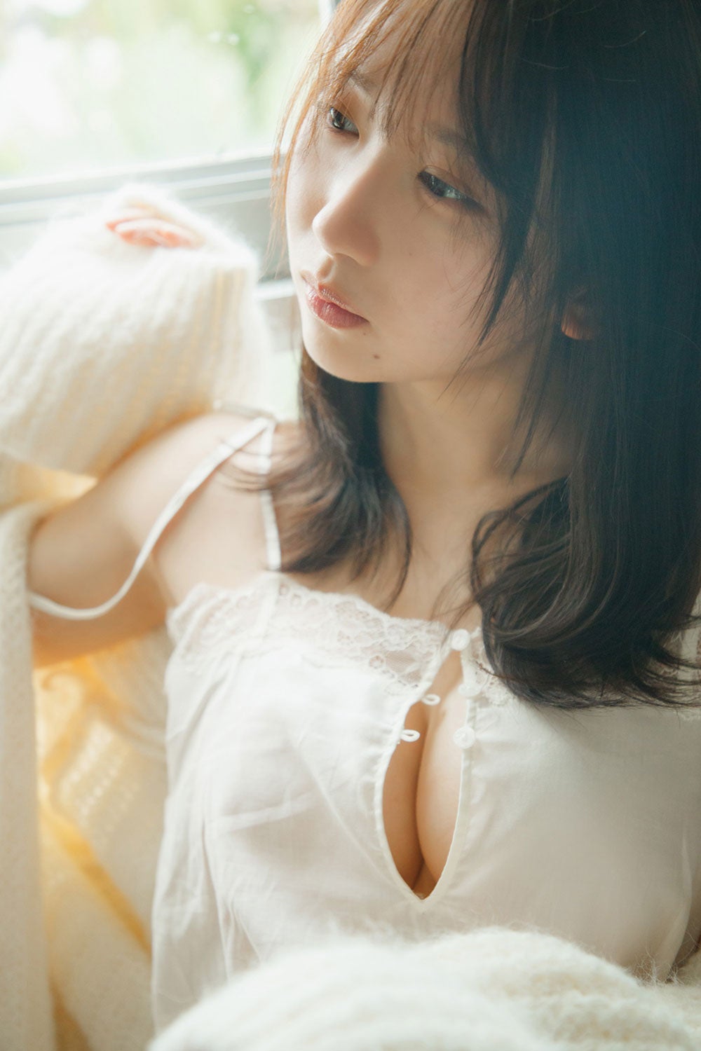 日向坂46藤嶌果歩、 寝起き風カット公開「週プレ」表紙・巻頭に1st写真集未掲載カット収録【果実の歩幅】